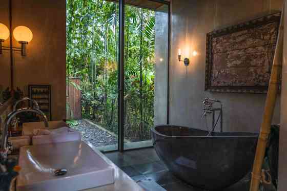 Flow House, художественная вилла с консьержем и клубом Ubud