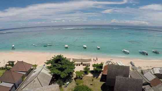 Просторные белые хижины за кафе Ombak Lembongan 2 Klungkung