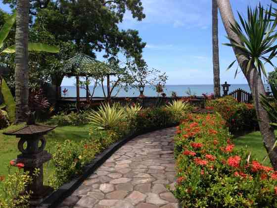 North Bali Beachfront Villa Damai, включая завтрак! Seririt