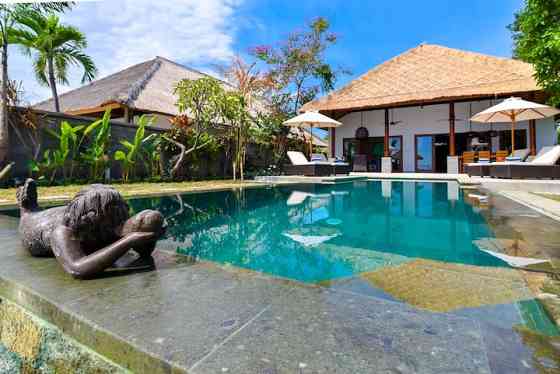 Вилла Emerald - Romantic Balinese Beachfront Villa Banjar