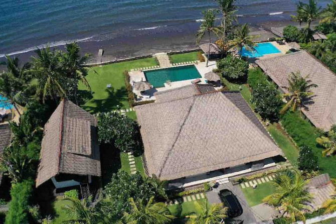 Роскошная вилла Beachfront Villa Nusa Indah CHSE сертифицирована Banjar - photo 4