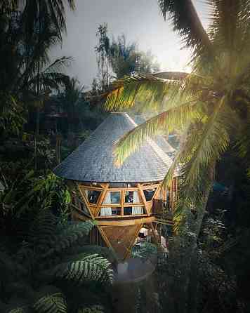 Красивый бамбуковый домик на дереве с видом на джунгли и долину Ubud