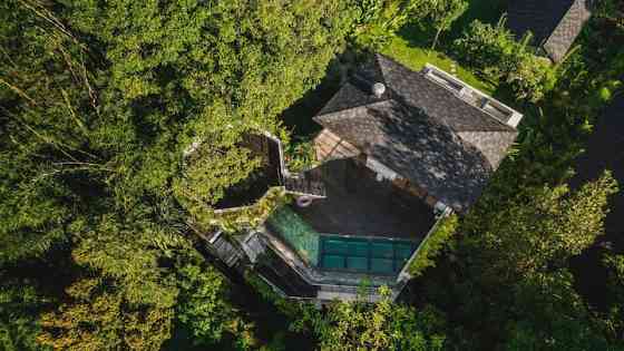 Вилла Luxe River Gorge с стеклянным бассейном на крыше. Ubud