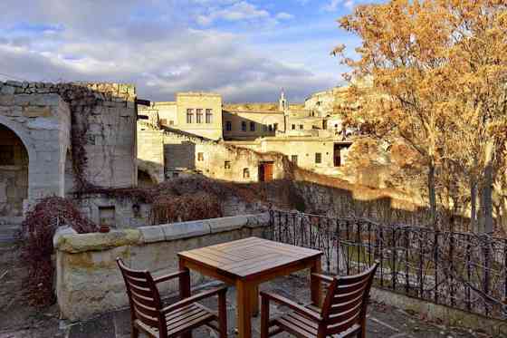 Дом Hillside Stone Arch House with Terrace UErguep