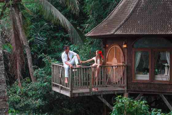 Дом Enchanted Hobbit Treehouse расположен в джунглях Ubud