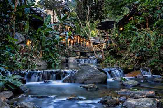 Rainforest Lodge рядом с водопадом San Kamphaeng