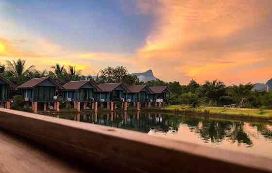 Красивый вид на бунгало, озеро и горы Krabi