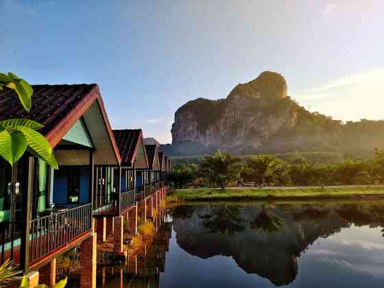 Красивый вид на бунгало, озеро и горы Krabi