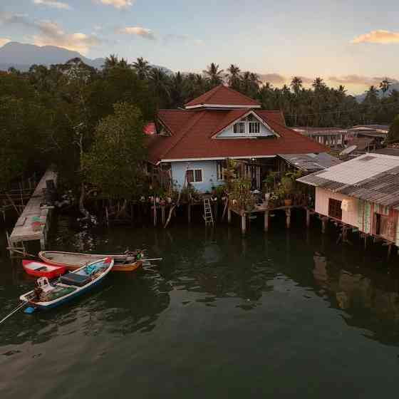 Спальня с двуспальной кроватью размера Queen size в Fisherman 's Village Трат