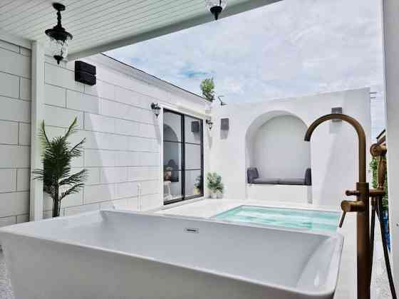 Plubpla samut : White Villas Samut Songkhram