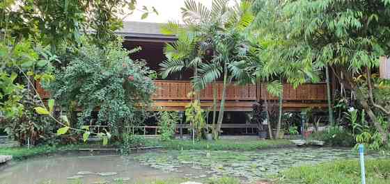 Деревянная хижина MaeKlong Riverfront в кокосовой ферме Damnoen Saduak