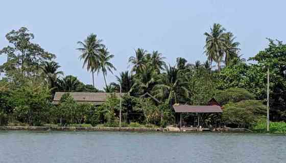 Деревянная хижина MaeKlong Riverfront в кокосовой ферме Damnoen Saduak