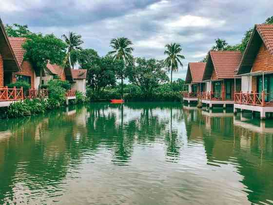 Курорт в сельской местности Суфанбури недалеко от Бангкокки Suphan Buri