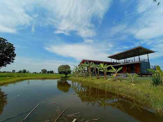 Комната с двухъярусными кроватями в красивом новом доме. Buriram