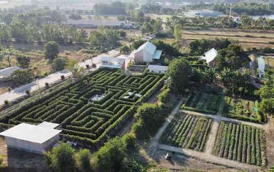 Проживание в амбаре на куриной ферме Hedge Maze. Phanom Sarakham