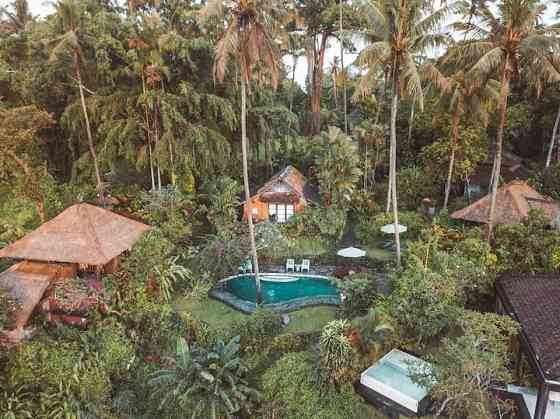 Коттедж на террасе в культовом комплексе Убуда. Ubud