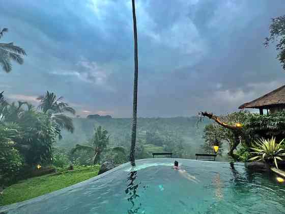 Коттедж на террасе в культовом комплексе Убуда. Ubud