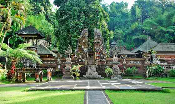 Вилла с деревянным бассейном в святилище Ubud